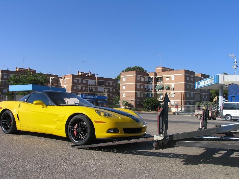 Grúa plataforma para transpoorte coches deportivos Ferrari Lamborghini Maserati Porsche Corvette