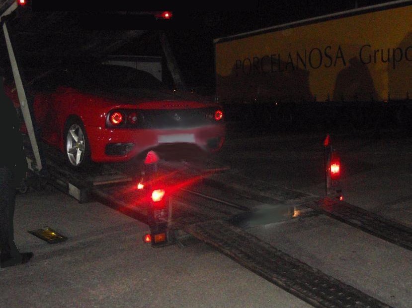 Grúa plataforma para transpoorte coches deportivos Ferrari Lamborghini Maserati Porsche Corvette