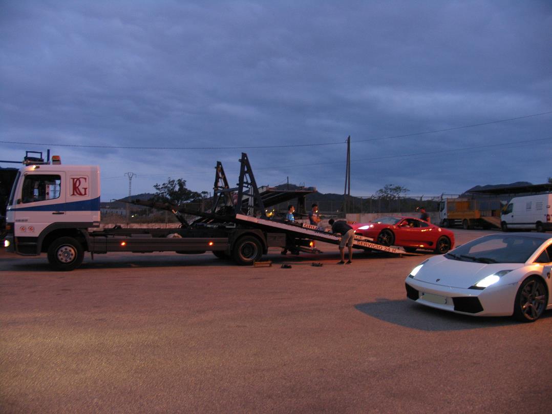 Grúa plataforma para transpoorte coches deportivos Ferrari Lamborghini Maserati Porsche Corvette